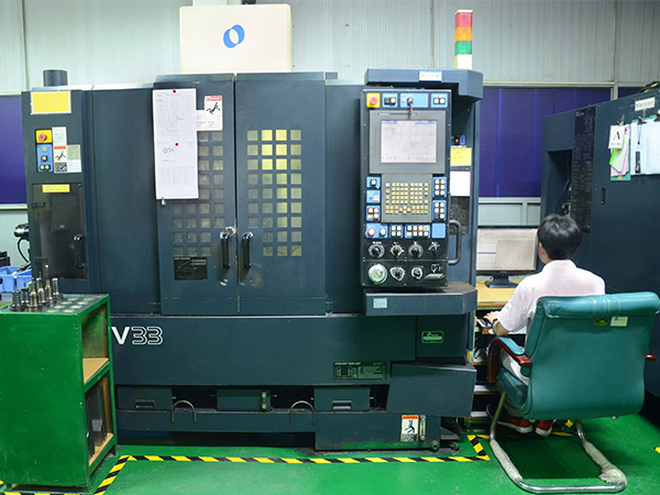 MAKINO V33 High Speed Machining Center